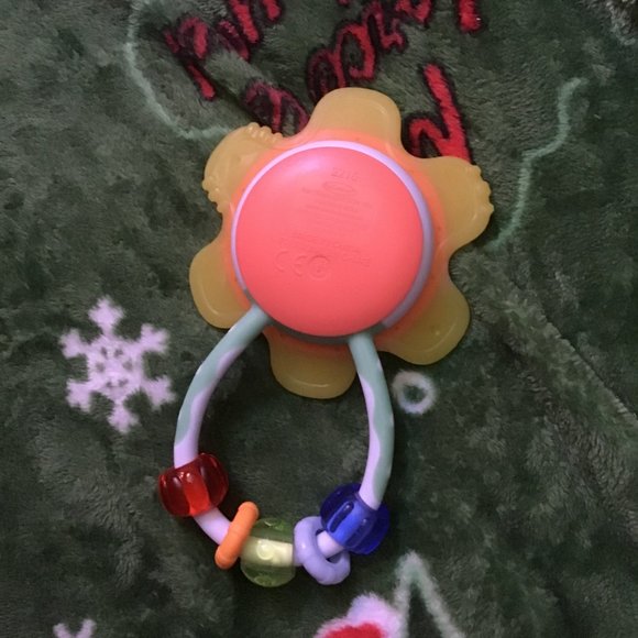 Infantino Spin and teethe flower rattle - Picture 3 of 5